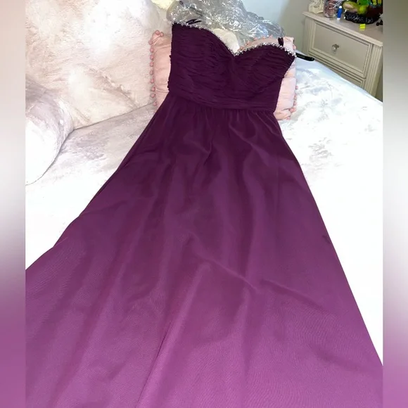 Beautiful wedding guest dress. Used it for a wedding - Picture 1 of 6